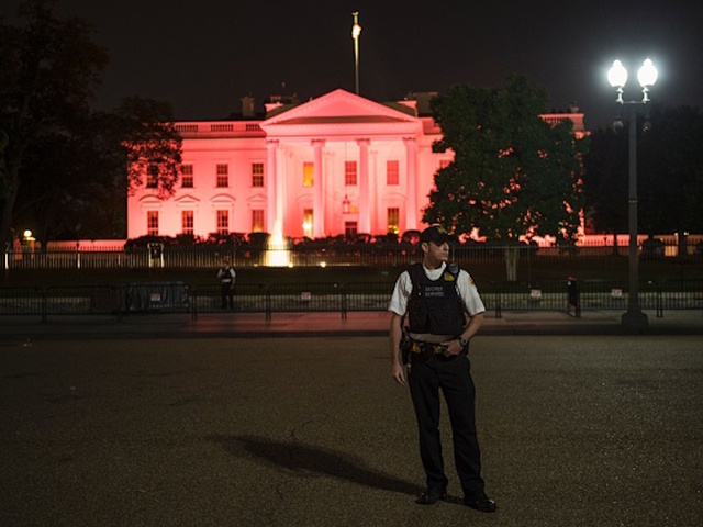 Feds: Pooper scooper pretended to be Secret Service agent