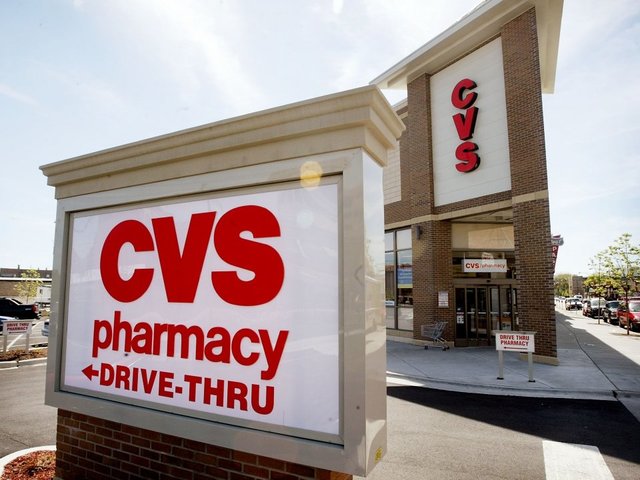 suspects only steal security guard s phone during cvs robbery