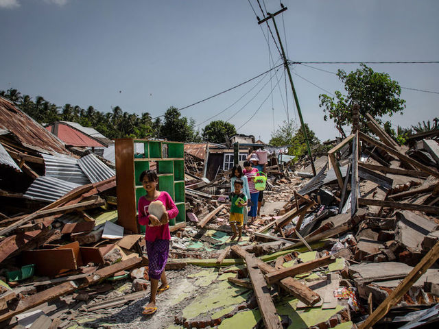 Indonesia earthquake death toll rises to 387 as families mourn