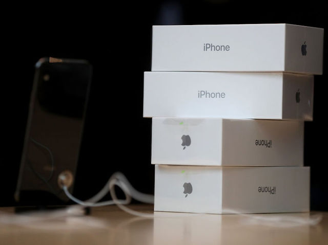 Turkey's Erdogan pledges US electronics boycott, gets closer with Russia